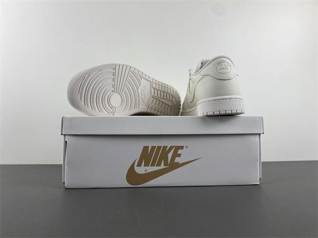 Travis Scott x Air Jordan 1 Low OG1228-111