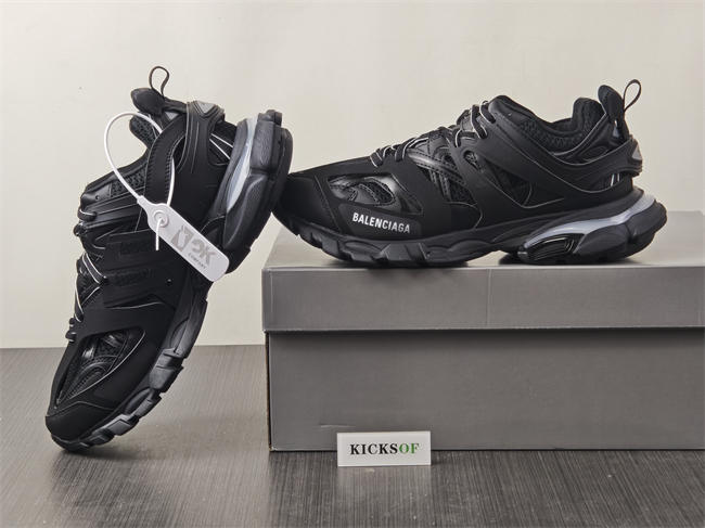 BLCG TRACK SNEAKER 555036W2GB11000 with LED